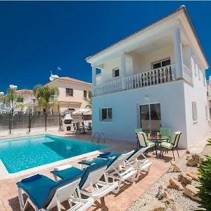 big-4-bedroom-villa-in-center-of-ayia-napa.hotelsatayianapa.com/